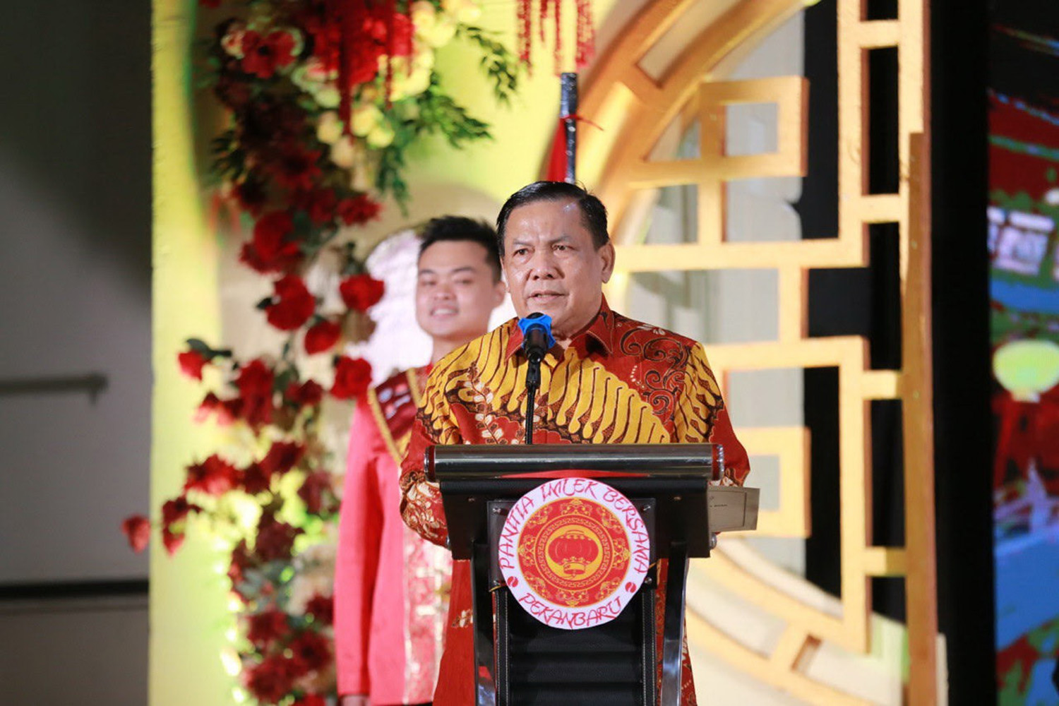 Pelaksana Tugas Gubernur Riau SF Hariyanto memberikan kata sambutan saat mengikuti kegiatan perayaan Imlek di Hotel Furaya, Pekanbaru, Ahad (22/2/2026). 