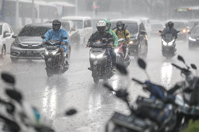 Pengendara motor menerobos hujan deras di kawasan Sudirman, Jakarta, belum lama ini. 