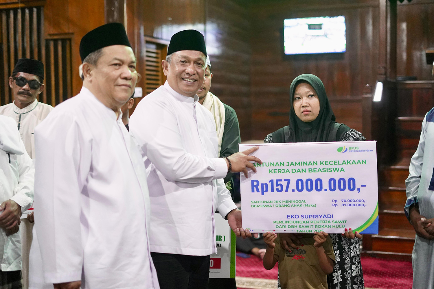 Bupati Rohul Anton ST MM menyerahkan santunan jaminan kecelakaan kerja dan beasiswa dari BPJS Ketenagakerjaan kepada ahli waris disaksikan Plt Gubernur Riau SF Hariyanto dalam acara Safari Ramadan.