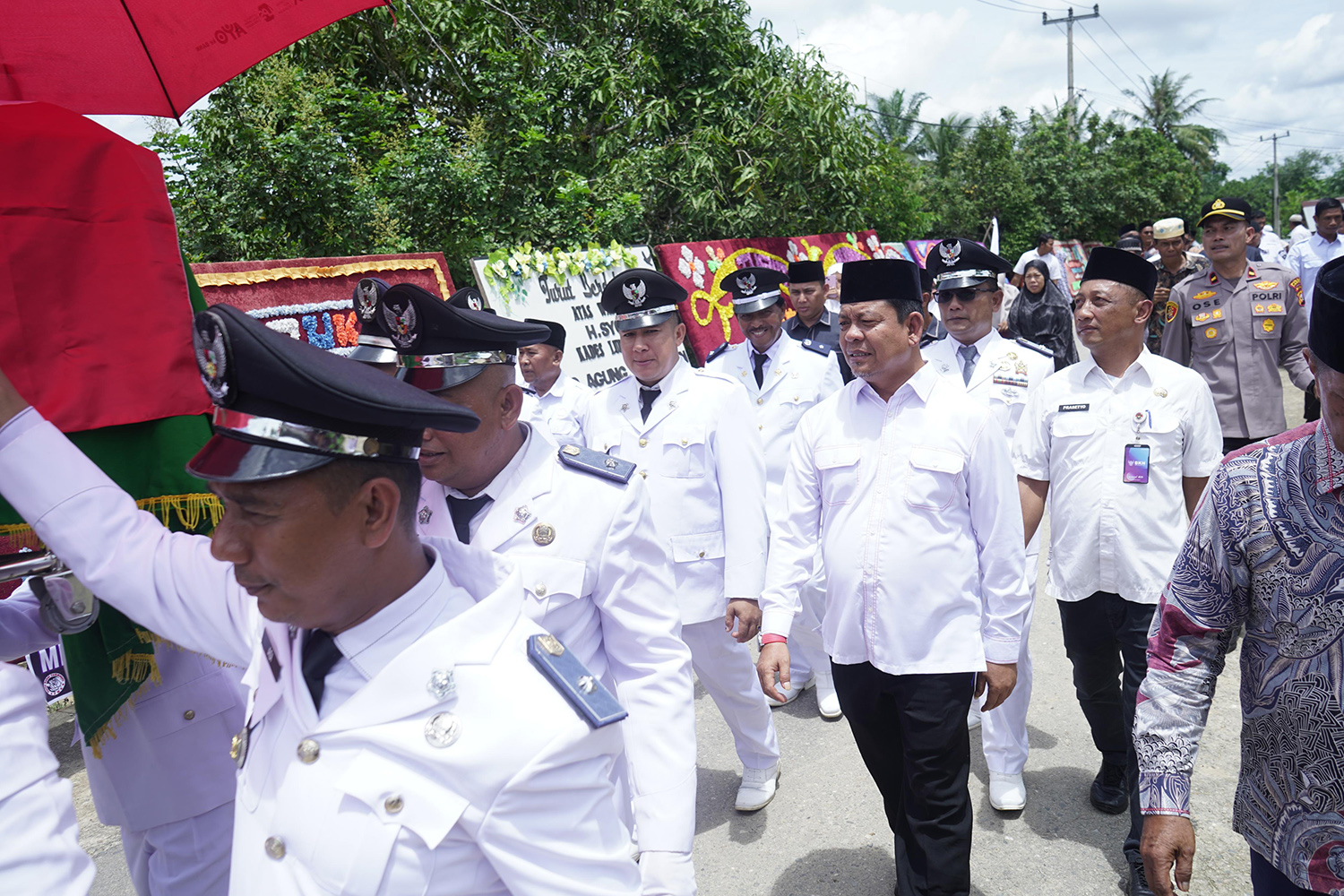 Wabup Rohul H Syafaruddin Poti bersama para kades ikut berjalan kaki mengantarkan jenazah H Syofyan, Kades Lubuk Napal ke tempat peristirahatan terakhir, Rabu (19/2/2026).