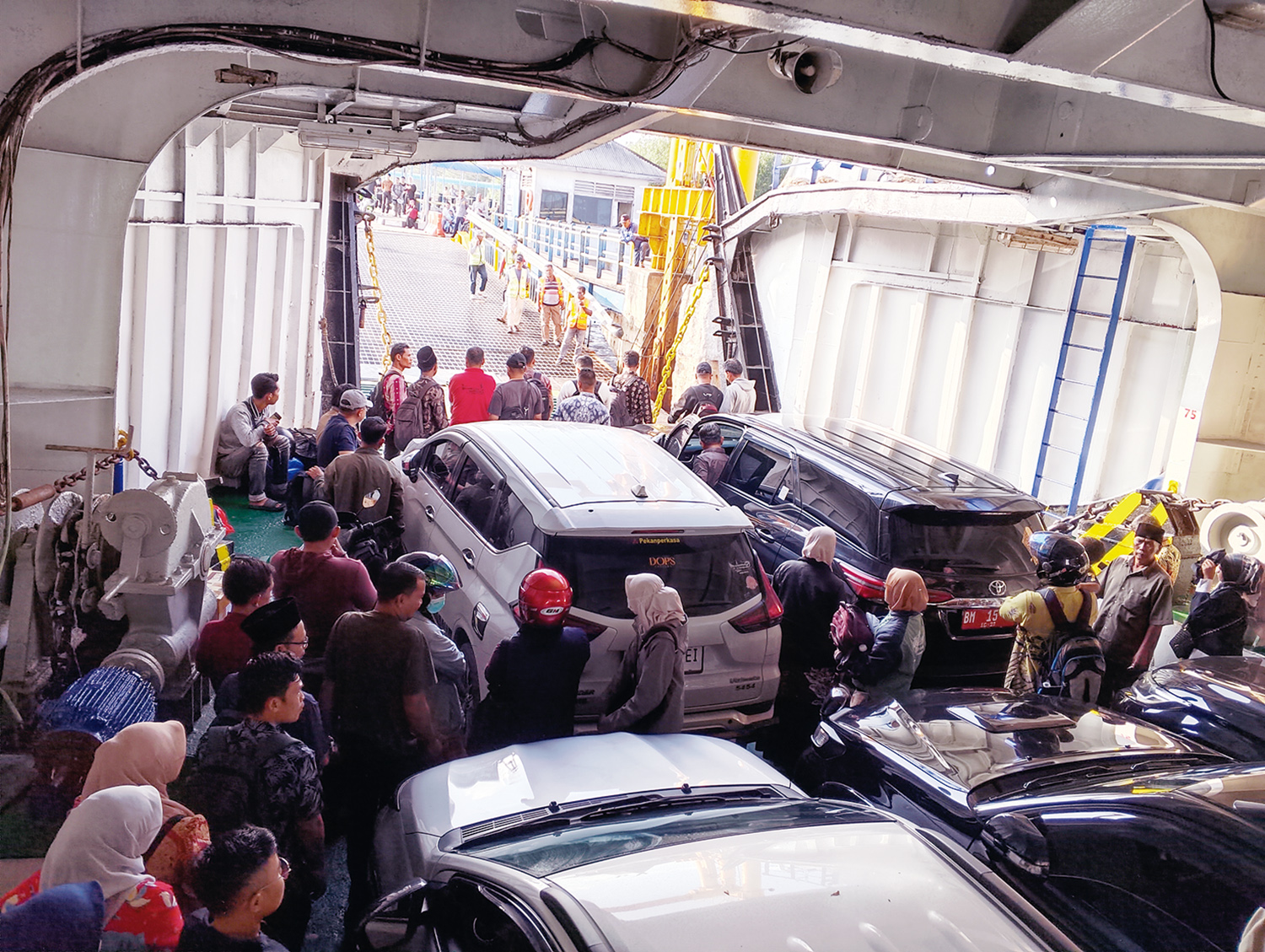 Keramaian penumpang dan kendaraan di kapal Ro-Ro yang akan bersandar di Dermaga Ro-Ro Bengkalis saat puncak arus balik Imlek, Ahad (22/2/2026).