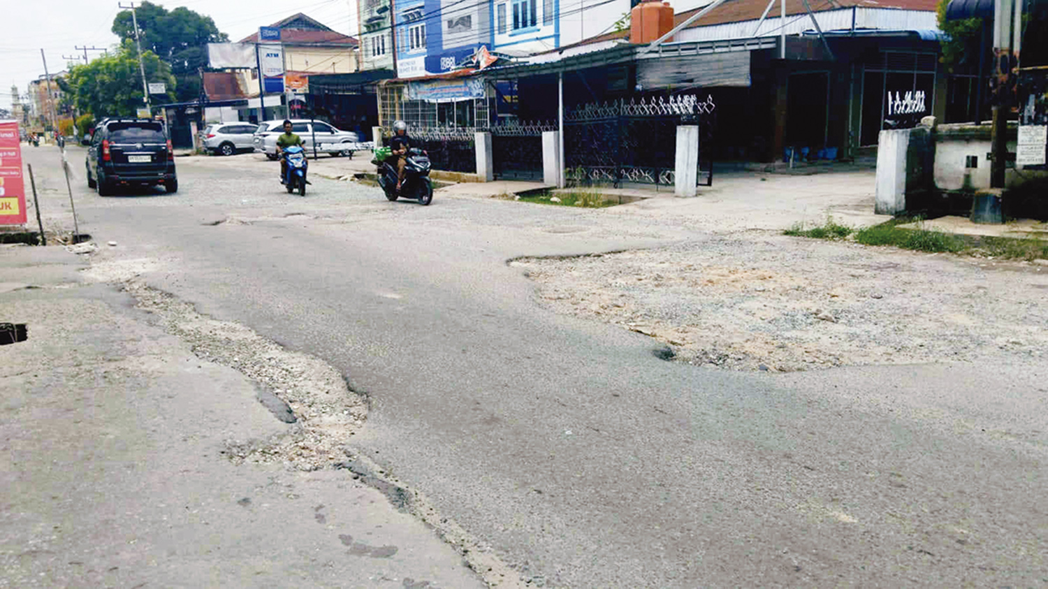Rusak : Kondisi ruas Jalan Cempaka yang mengalami kerusakan cukup parah, Ahad (22/2/2026). ft : EVAN GUNANZAR/RIAU POS