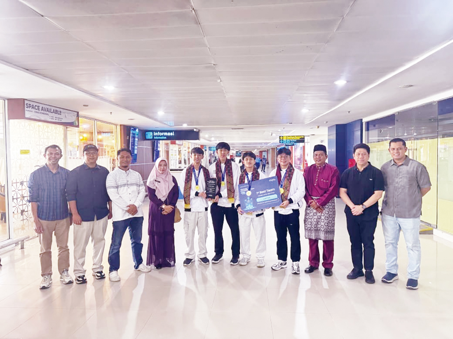 Empat siswa SMA Darma Yudha yang berprestasi disambut perwakilan Dinas Pendidikan Provinsi Riau, para pemimpin Sekolah Darma Yudha dan para guru pembina, Jumat (20/2/2026).  