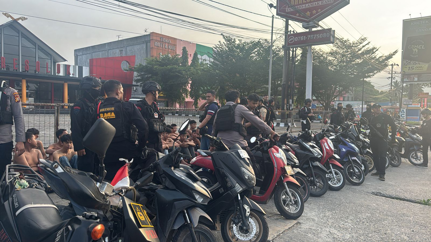 Puluhan kendaraan dan remaja diamankan petugas dalam razia, Ahad (22/2/2026) pagi. 