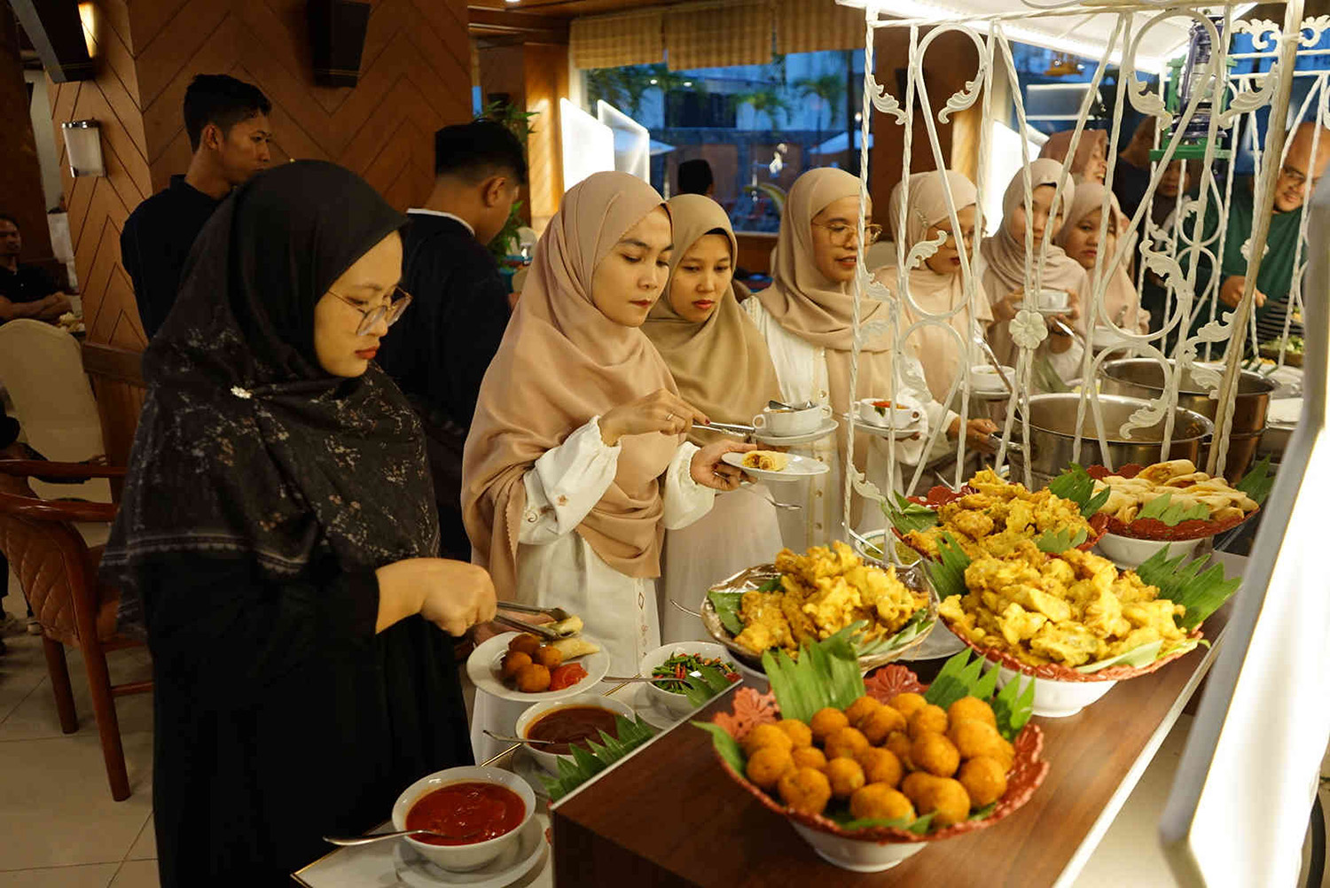 Pengunjung menikmati menu makanan ber&shy;buka puasa yang dihidangkan Hotel Mutiara Merdeka Pe&shy;kanbaru, Ahad (22/2/2026).