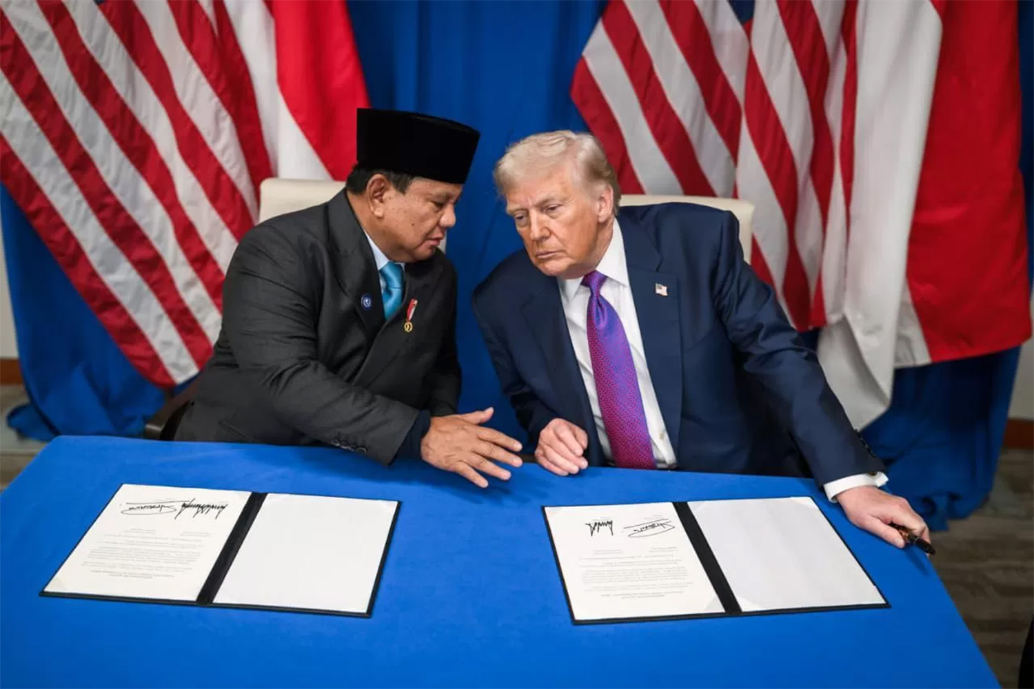 Penandatanganan kesepakatan dagang tarif resiprokal oleh Presiden RI Prabowo Subianto dan Presiden AS Donald Trump.  