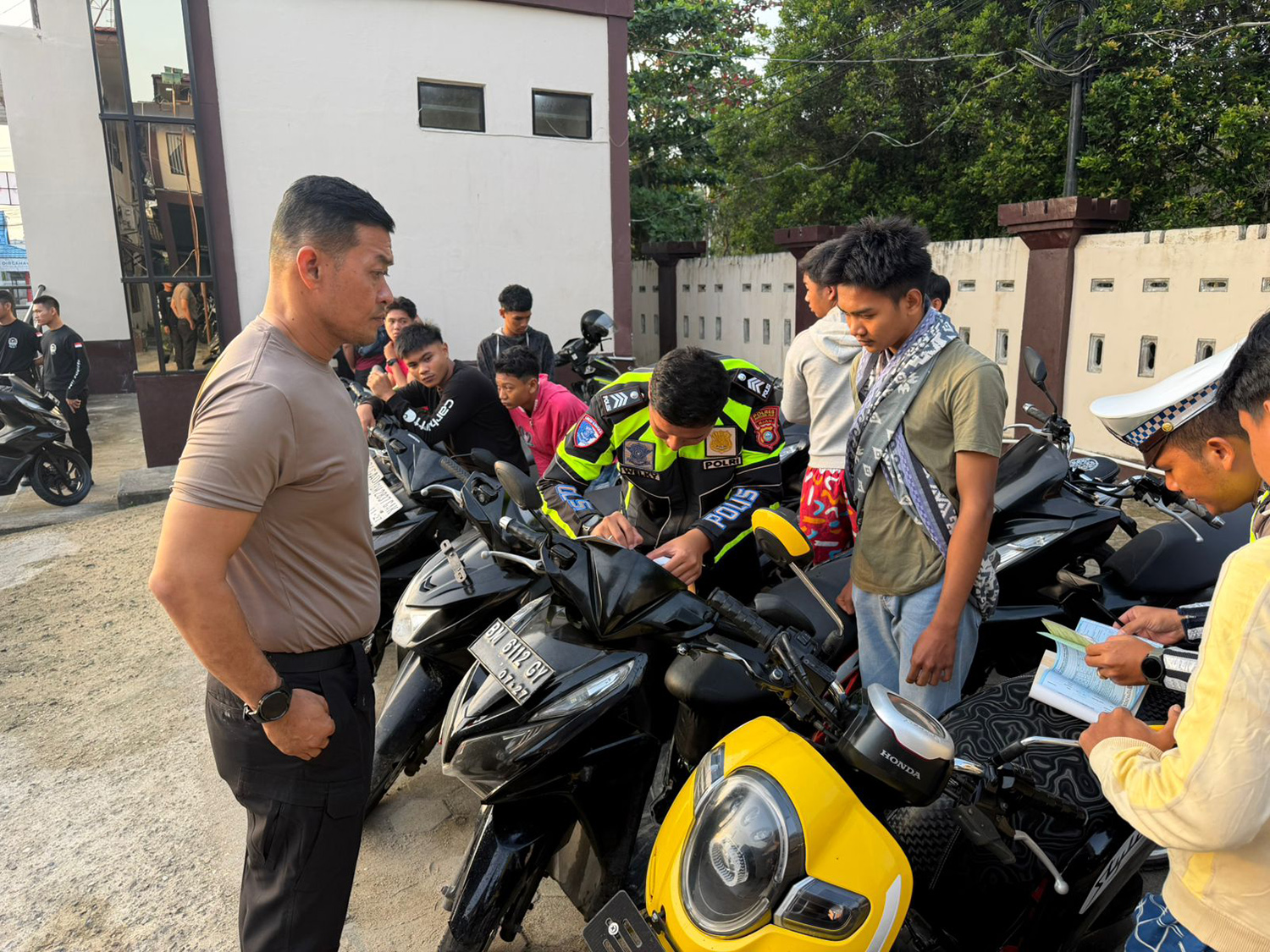 Polisi melakukan pendataan belasan sepeda motor yang terjaring razia balap liar di Parit 8, Kecamatan Tembilahan Hulu, Ahad (22/2/2026). 