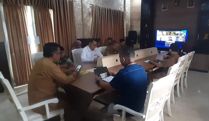 Asisten Perekonomian dan Pembangunan Setdakab Inhil, H Dwi Budiyanto bersama perwakilan Forkopimda Inhil ikuti rakor pengendalian inflasi lewat zoom di e-Bilik Diskominfopers, Senin (23/6/2026).