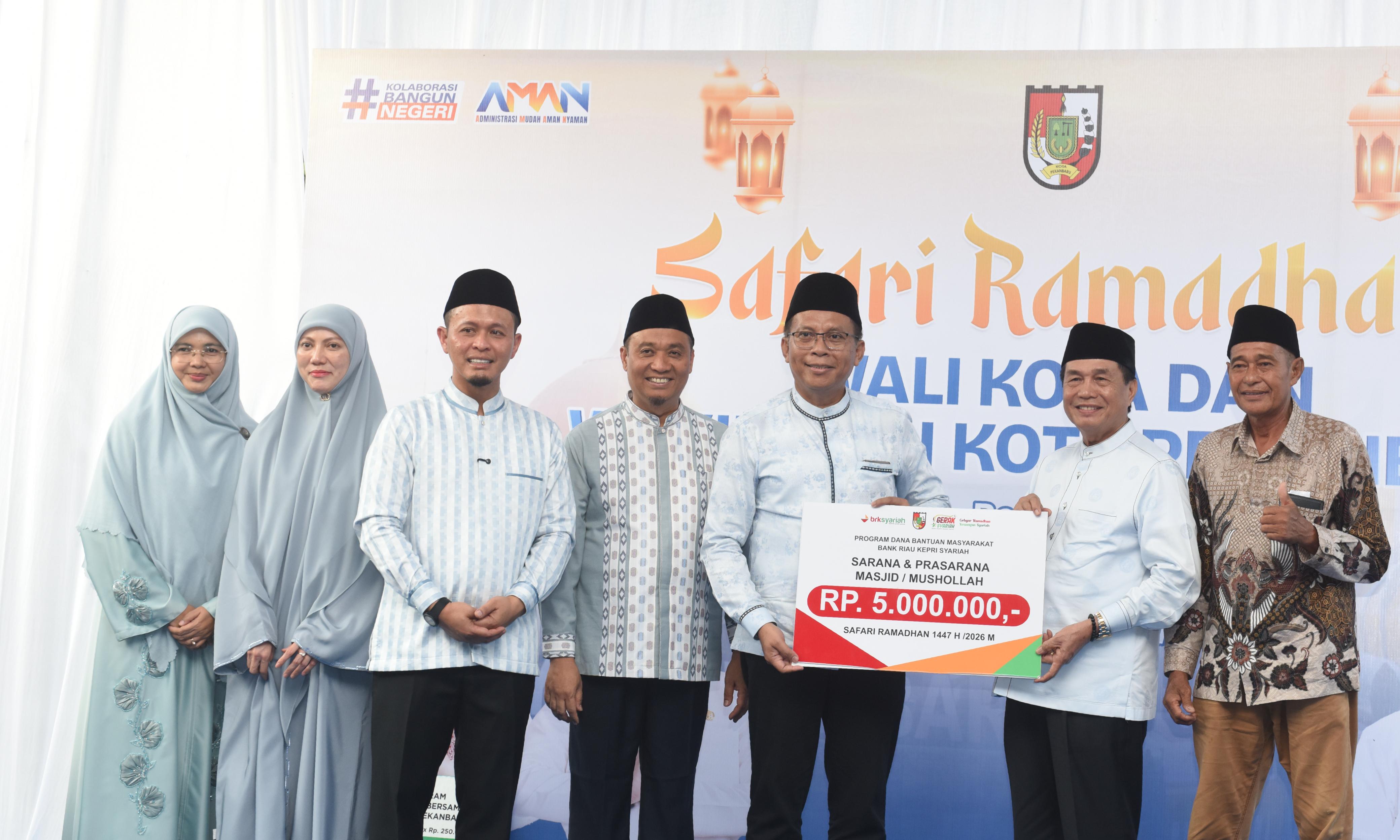 Plt. Direktur Utama BRK Syariah, Helwin Yunus,  didampingi Wali Kota Pekanbaru, Agung Nugroho; Wakil Wali Kota Pekanbaru, Markarius Anwar; menyerahkan bantuan.