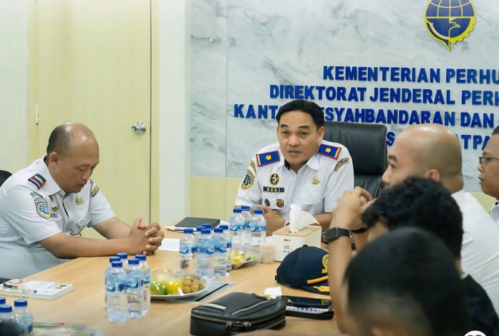 Capt. Derita Adi Prasetyo memimpin rapat koordinasi dengan instasi terkait.
