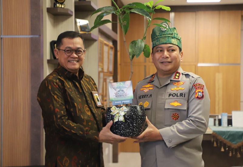  Kepala Kanwil DJP Riau  YFR Hermiyana menyampaikan apresiasi dan terima kasih kepada Ka[plda Riau Irjen Pol Herry Heryawan atas kerja sama dan dukungan yang telah terjalin. 