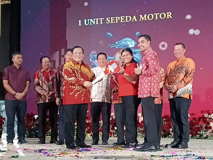Plt Gubri SF Hariyanto, Regional CEO BRI Pekanbaru Dian Kesuma Wardhana, Ketua Pelaksana Perayaan Imlek, Djohan Oei, Sekretaris PSMTI Pusat Peng Suyoto foto bersama pemenang doorprize dari BRI
