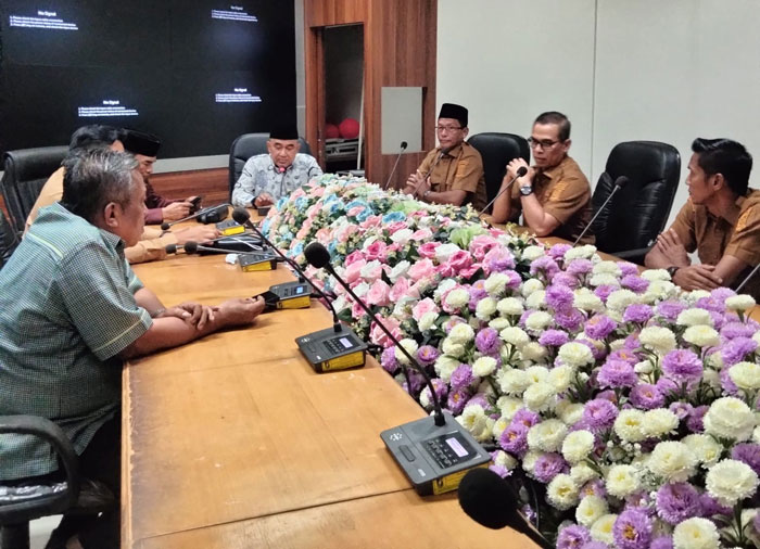 Ketua Komisi II DPRD Kabupaten Kampar Tony Hidayat memimpin rapat dengar pendapat dengan Plt Kadisdikpora Helmi dan Plt Sekretaris Disdikpora Zulkifli di ruang rapat Banmus, Senin (23/2/2026).