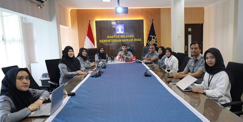 Kepala Kanwil Kemenkum Riau Rudy Hendra Pakpahan memimpin jajarannya mengikuti Diseminasi Pedoman Survei SPAK-SPKP Tahun 2026, Senin (23/2/2026).