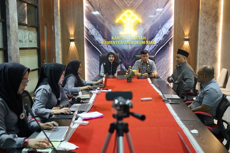 Kepala Kanwil Kemenkum Riau Rudy Hendra Pakpahan (paling belakang) memimpin rapat harmonisasi, pembulatan dan pemantapan konsepsi terhadap dua Ranpergub Riau, Senin (23/2/2026).