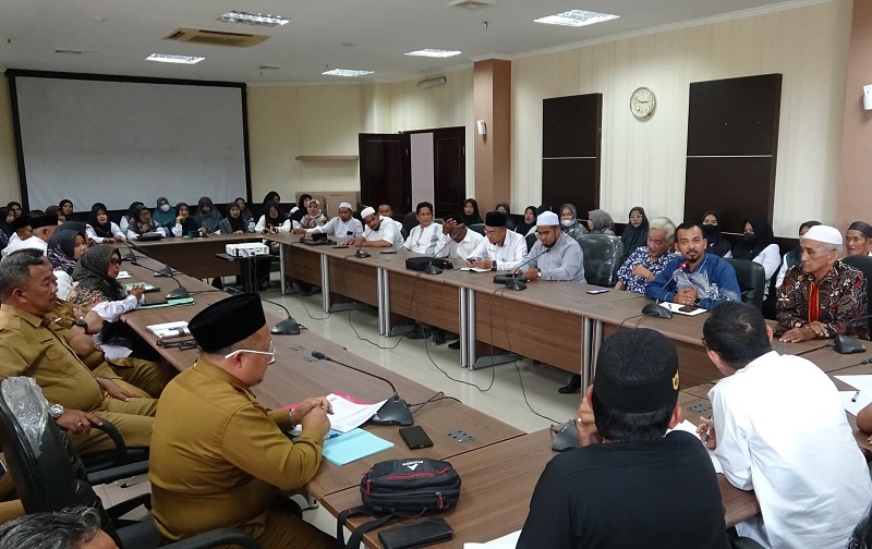 Guru bantu daerah mengadukan nasibnya ke Komisi IV DPRD Inhil setelah kontrak tidak diperpanjang, Senin (23/2/2026).