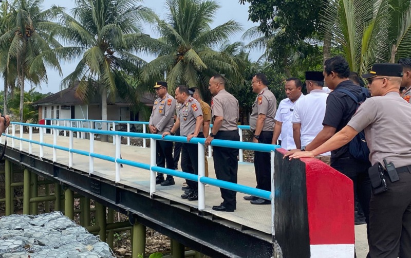 Kapolda Riau Irjen Pol Herry Heryawan melakukan pengecekan terhadap jembatan yang baru selesai direnovasi di Dusun I Desa Gobah, Kecamatan Tambang, Kabupaten Kampar, Senin (23/2/2026).