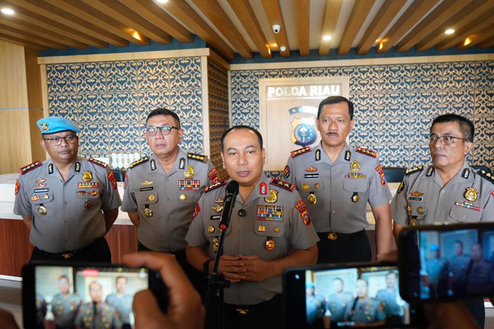 Kapolda Riau Irjen Pol Herry Heryawan saat memberikan keterangan pers, Senin (23/2/2026).