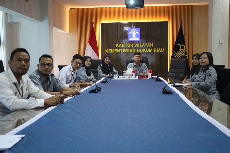 Kepala Kanwil Kemenkum Riau Rudy Hendra Pakpahan bersama jajaran mengikuti rapat persiapan Peluncuran Posbankum Nasional secara virtual dari Pekanbaru pada Senin (23/2/2026),  