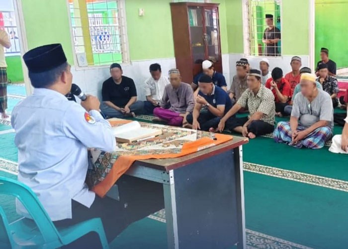 Puluhan napi Lapas Bengkalis mengikuti program pesantren kilat Ramadan di Mesjid Lapas Bengkalis, Senin (23/2/2026).