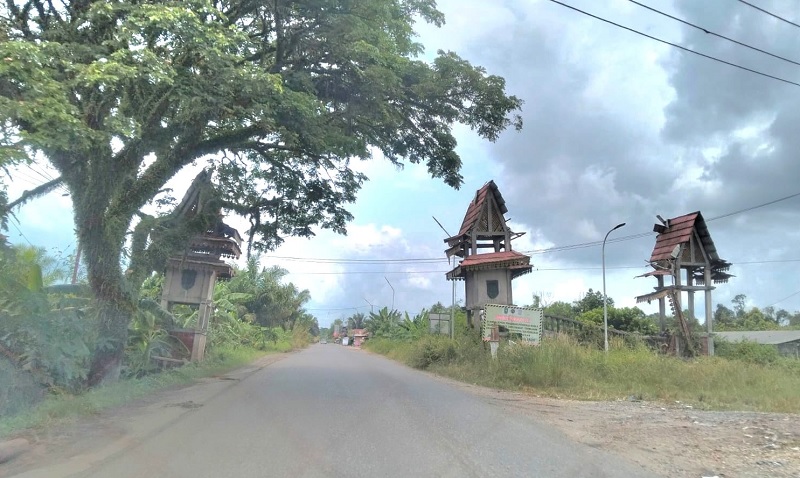 Bangunan gapura perbatasan Inhil-Inhu terlihat lapuk dan miring ke arah Jalan Lintas Tembilahan&ndash;Rengat, Senin (23/2/2026).