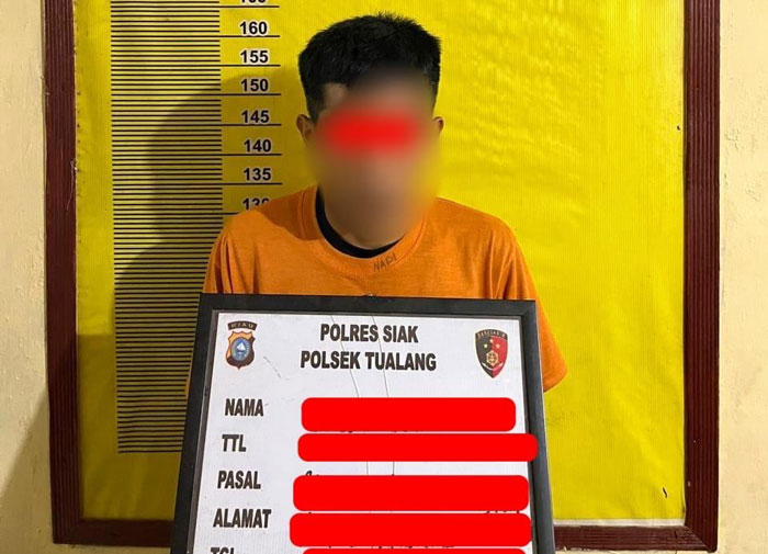 Terduga pelaku sodomi saat menjalani penyidikan di Polsek Tualang, Senin (23/2/2026).