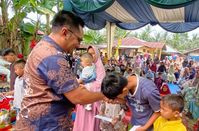 Manager Kebun Sungai Kuamang PT Tasma Puja, Dedi H Siregar SP menyalurkan santunan kepada anak yatim di Desa Kampar, Kecamatan Kampa, belum lama ini.