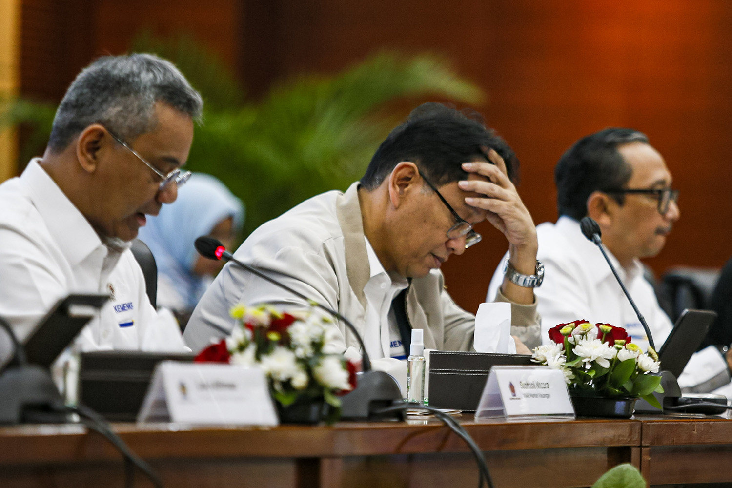 Menteri Keuangan Purbaya Yudhi Sadewa  (tengah) bersama Wakil Menteri Keuangan Juda Agung (kanan) dan Suahasil Nazara (kiri) menyampaikan kondisi APBN 2026 saat konferensi pers APBN KiTa di Jakarta.