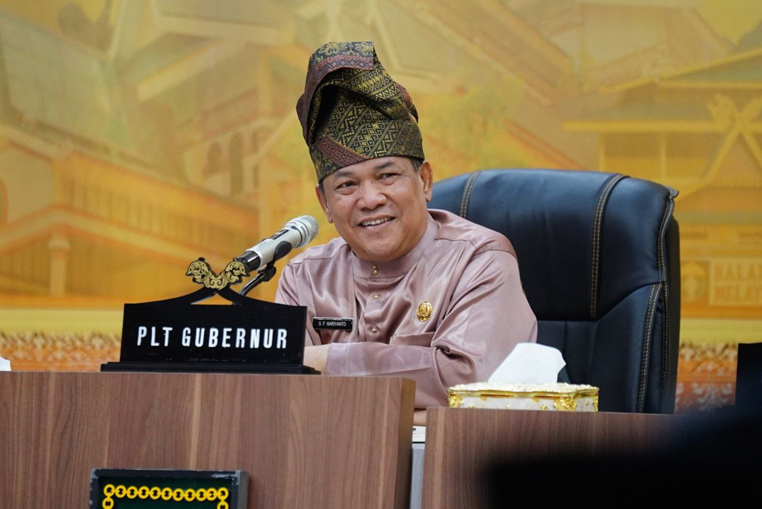 Pelaksana Tugas Gubernur Riau SF Hariyanto memberi keterangan, baru-baru ini. 