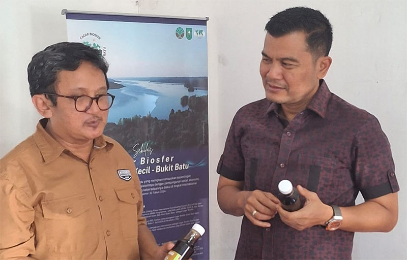 Anggota DPD RI Arief Eka Saputra mendengar penjelasan pengembangan UMKM lebah madu.