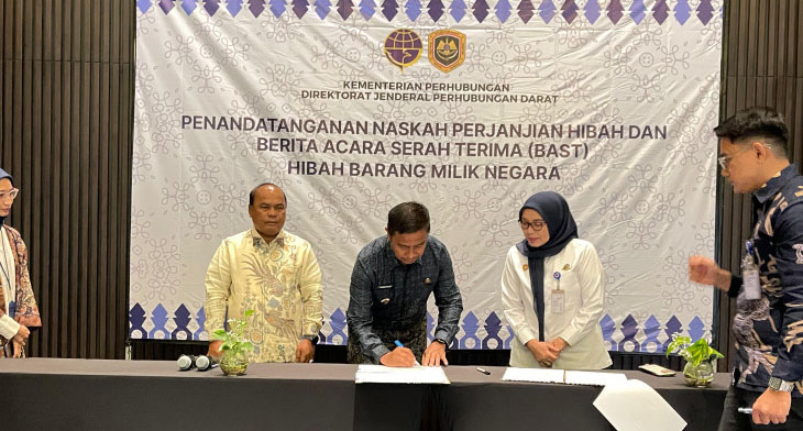 Bupati Kampar Ahmad Yuzar, bersama Kepala Bagian Keuangan Sekretariat Direktorat Jenderal Perhubungan Darat Dedeh Rosidah menandatangani NPH dan BAST hibah BMN berupa bus sekolah 
