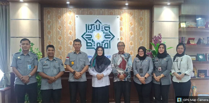 Kepala Divisi Pelayanan Hukum Kanwil Kemenkum Riau Febri Mujiono disambut Koordinator Kopertais XII Prof Dr Leny Novianti, Selasa (24/2/2026).  