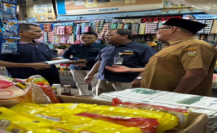 Pemimpin Perum Bulog KC Kampar Dani Permana bersama Dinas Perdagangan, Koperasi dan UMKM Kabupaten Kampar melaksanakan sidak di Pasar Inpres Bangkinang, Selasa (24/2/2026).