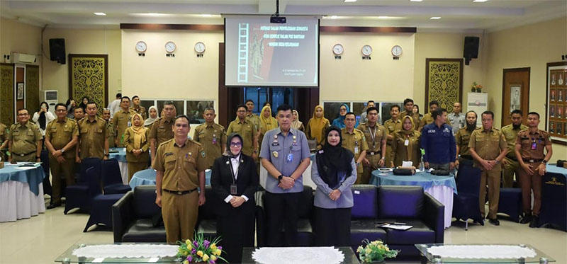 Kepala Kanwil Kemenkum Riau Rudy Hendra Pakpahan dan Kepala Pengadilan Tinggi Riau Diah Sulastri Dewi berfoto bersama peserta Rakor Pembinaan Posbankum Riau, Selasa (24/2/2026).