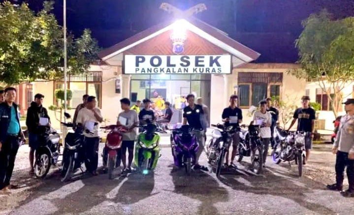 Polsek Pangkalan Kuras mengamankan 8 unit motor trondol tanpa nopol dan knalpot bronk beserta pengendaranya, baru-baru ini.  