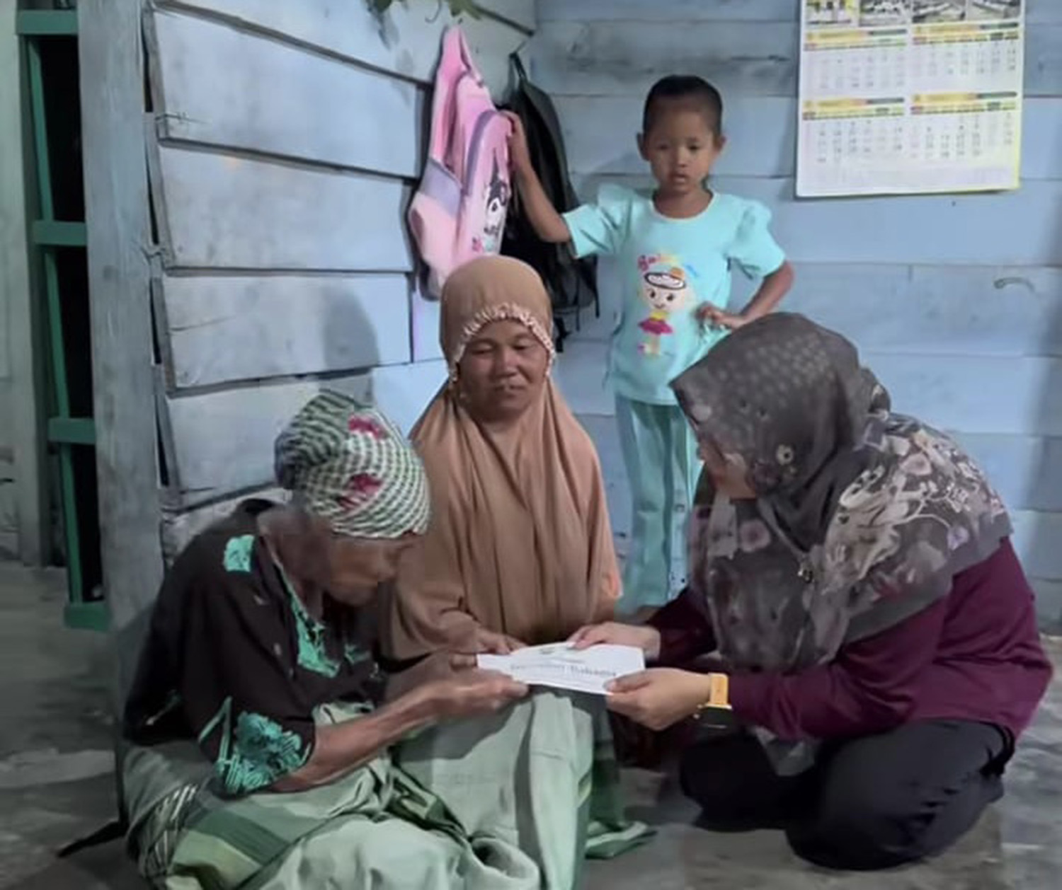 Bupati Siak Afni Z menyerahkan bantuan Baznas Kabupaten Siak kepada warga Dusun Pandan Jaya, Kampung Pangkalan Makmur, Kecamatan Dayun pada Sabtu (21/2/2026).&nbsp;