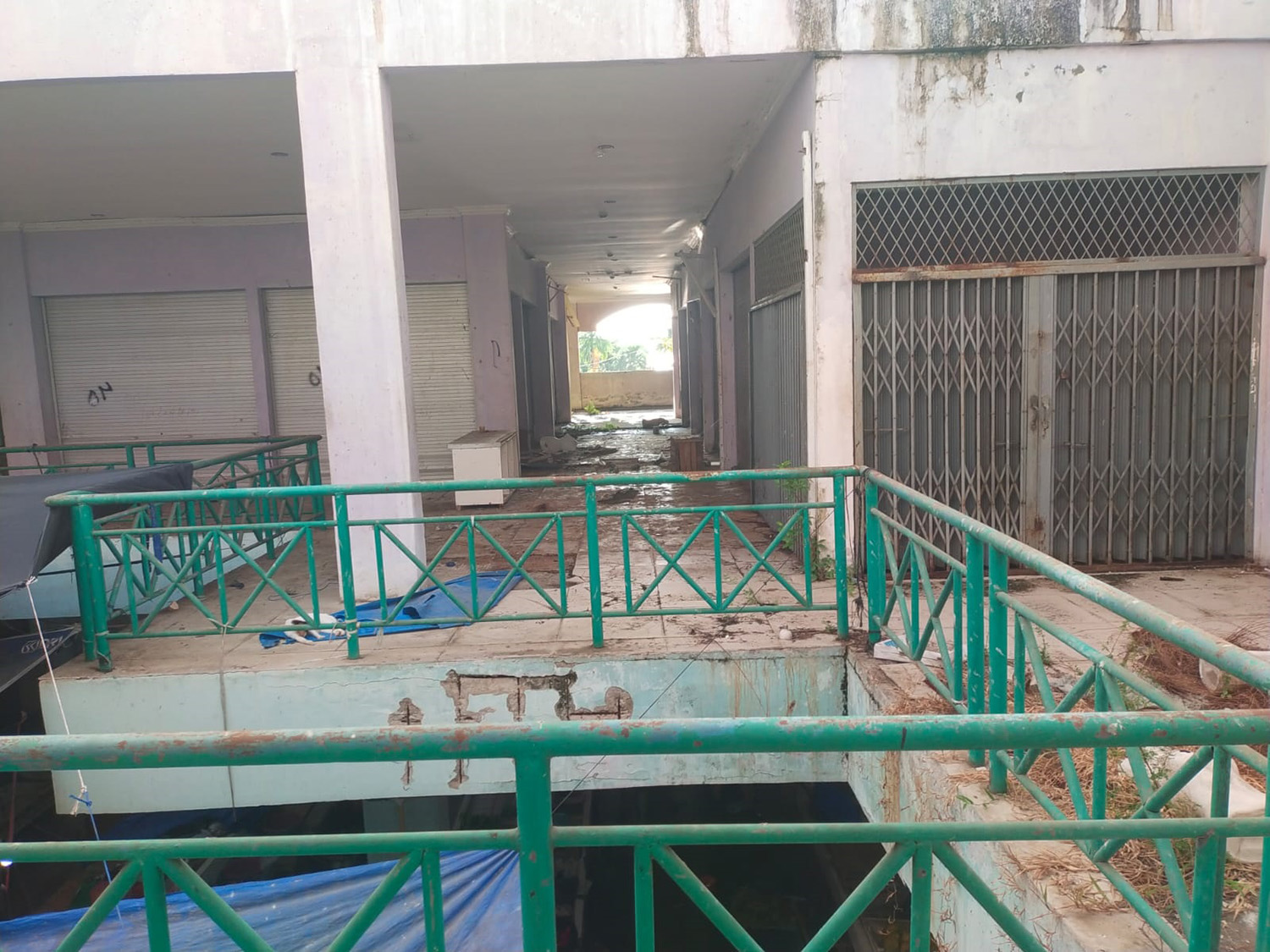Kondisi lantai dua Pasar Terubuk Bengkalis yang rusak dan tidak digunakan, Senin (23/2/2026).