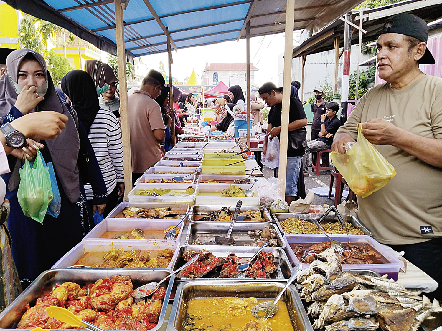 Keberadaan lapak pedagang yang berjualan menu berbuka di Pasar Ramadan di Bagansiapiapi selalu diserbu pembeli, Sabtu (21/2/2026).&nbsp;