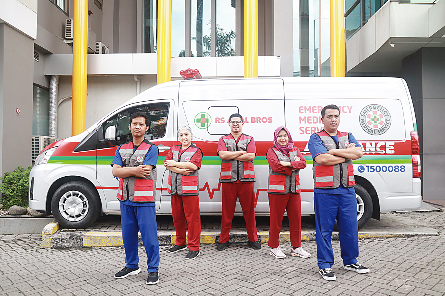 Tim Unit Gawat Darurat RS Awal Bros Group foto bersama sebelum memberikan pelayanan kegawatdaruratan, Senin (23/2/2026).