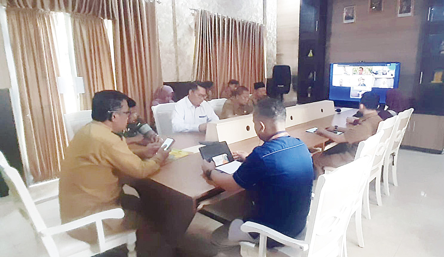 Asisten Perekonomian dan Pembangunan Setdakab Inhil H Dwi Budiyanto bersama forkopimda mengikuti rakor pengendalian inflasi melalui zoom di e-Bilik Diskominfopers Tembilahan, Senin (23/2/2026). 