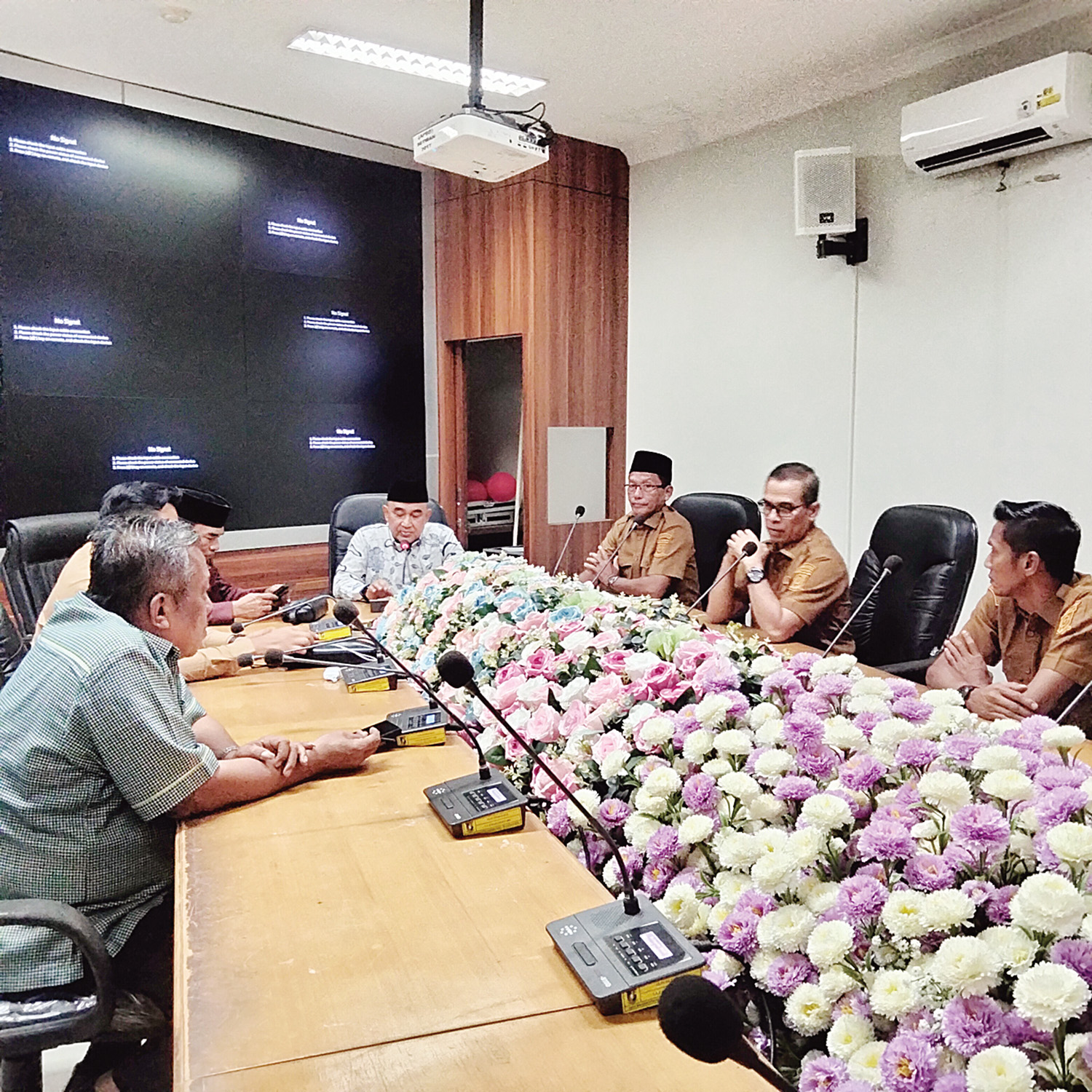 Ketua Komisi II DPRD Kabupaten Kampar Tony Hidayat memimpin rapat dengar pendapat dengan Plt Kadisdikpora Helmi dan Plt Sekretaris Disdikpora Zulkifli di ruang rapat Banmus, Senin (23/2/2026). 