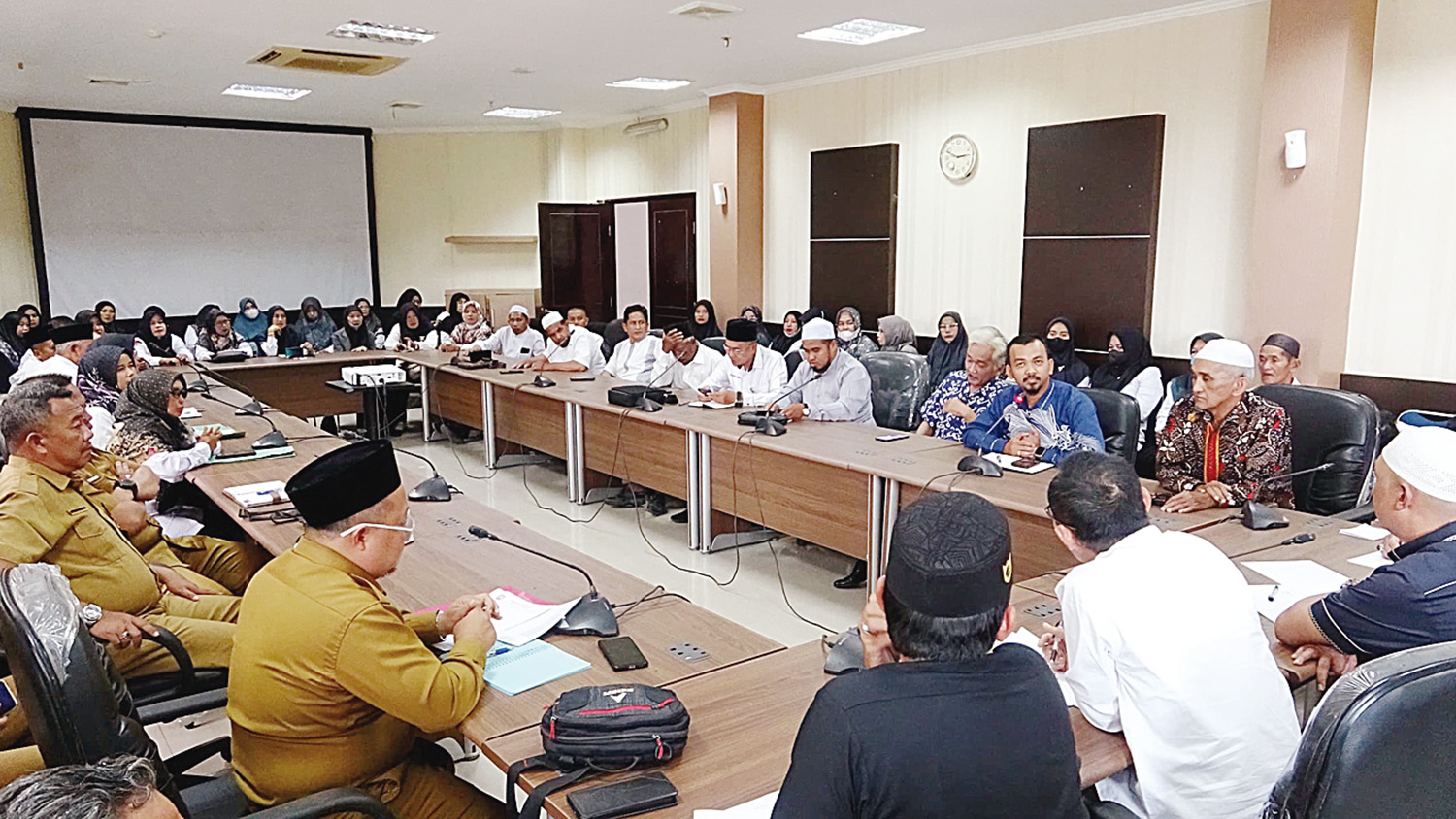 Guru Bantu Daerah mengadukan nasibnya ke Komisi IV DPRD Inhil setelah kontrak tidak diperpanjang, Senin (23/2/2026)