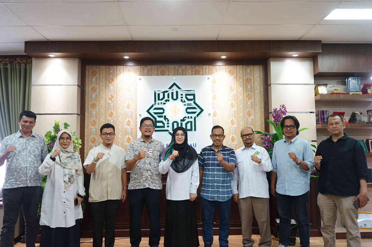 Rektor UIN Suska Riau Prof Dr Hj Leny Nofianti MS SE MSi Ak CA (tengah), Wakil Rektor I Prof H Raihani MEd PhD (tiga kanan), Wakil Rektor III Dr Harris Simaremare MT (tiga kiri), Ketua Tim Humas Ririn