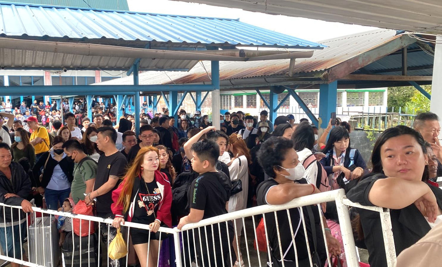 Aktivitas penumpang yang sedang menunggu giliran masuk trestel Dermaga Pelabuhan Domestik dan Internasional Tanjung Harapan, Kecamatan Tebingtinggi, Senin (23/2/2026).