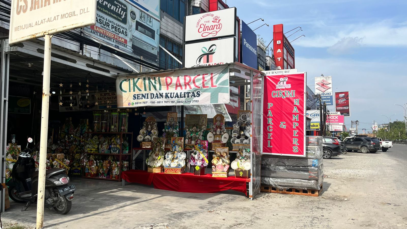 Pedagang Parcel di Jalan Tuanku Tambusai atau di Jalan Nangka Pekanbaru, Selasa (24/2/2026). 