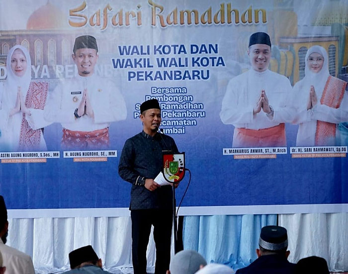 Wako Agung Nugroho saat melaksanakan Safari Ramadan di Masjid Al Jami&rsquo; Pekanbaru, Senin (23/2/2026) malam. 