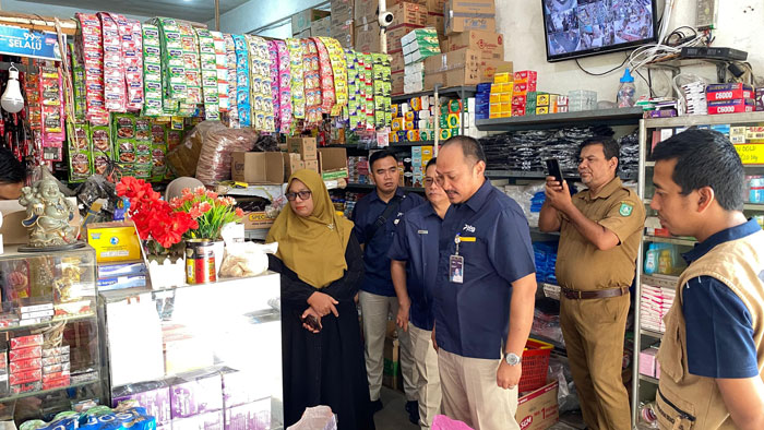 Kepala Perum Bulog Kantor Cabang Bengkalis, Delly Bayu Putra saat melakukan sidak ketersediaan beras di Pasar Terubuk Bengkalis, Selasa (24/2/2026).