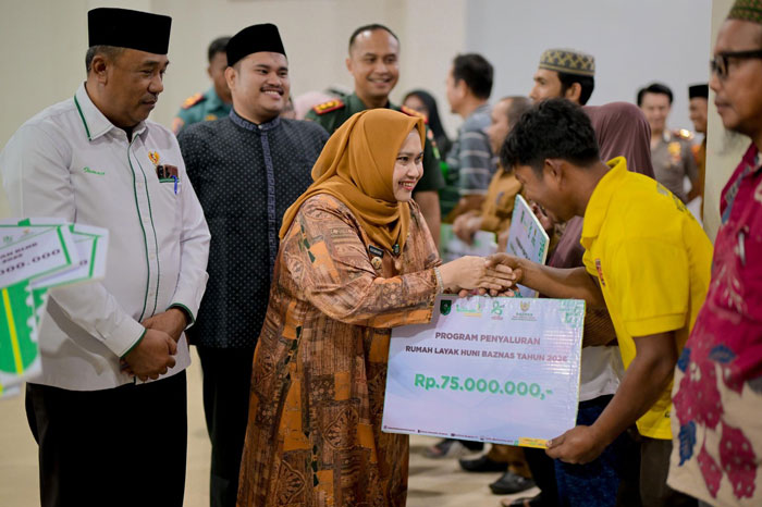 Bupati Bengkalis Kasmarni didampingi Ketua Baznas Ismail menyerahkan bantuan rumah layak huni senilai Rp75 juta kepada warga kurang mampu, Senin (23/2/2026) sore.