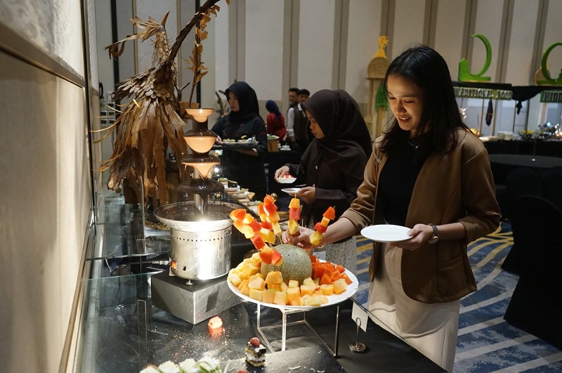 Pengunjung menikmati menu makanan berbuka puasa yang dihidangkan oleh Hotel Novotel Pekanbaru, Senin (23/2/2026). 