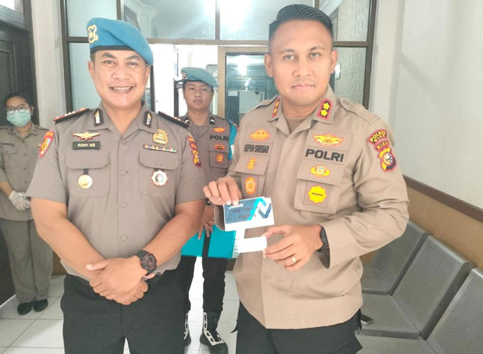 Kapolres Siak AKBP Sepuh Ade Irsyam Siregar SH, SIK, MH didampingi Kasi Propam AKP Rony Maka Suci, SH, MH menunjukkan hasil tes urine negatif, Selasa (24/2/2026).